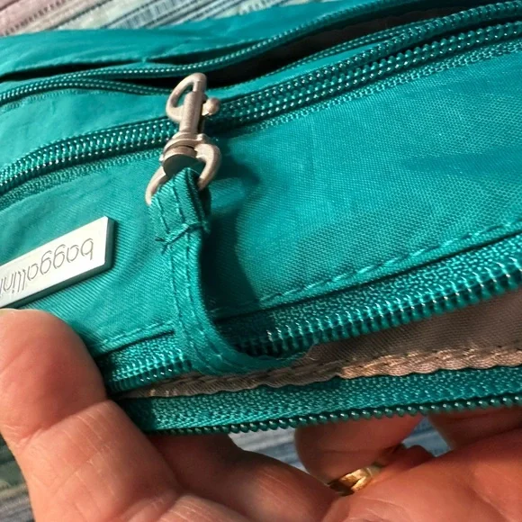 Baggallini crossbody tourquoise bag, EUC - Picture 7 of 7